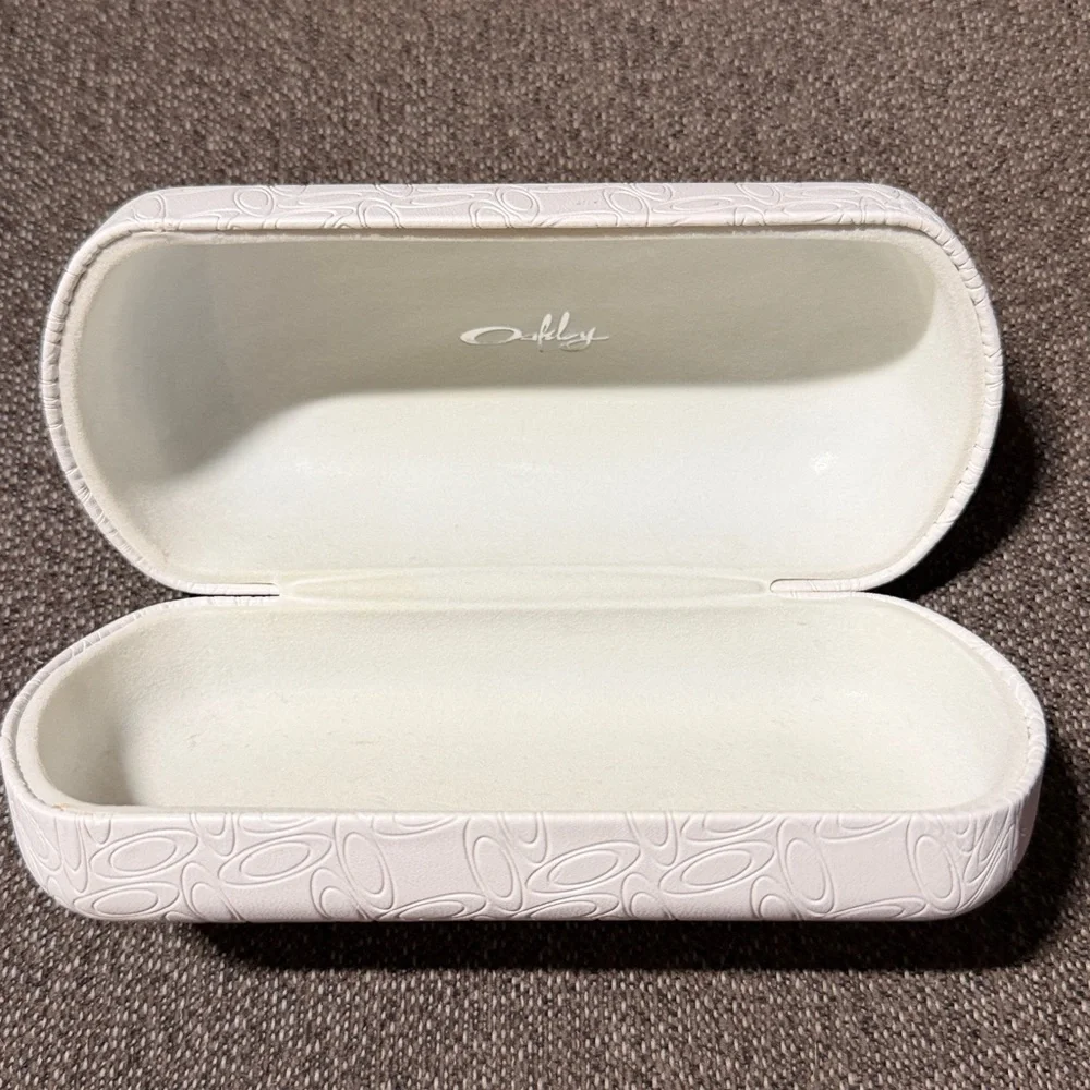 Oakley Sunglasses Hard Case. Excellent condition. Never used.